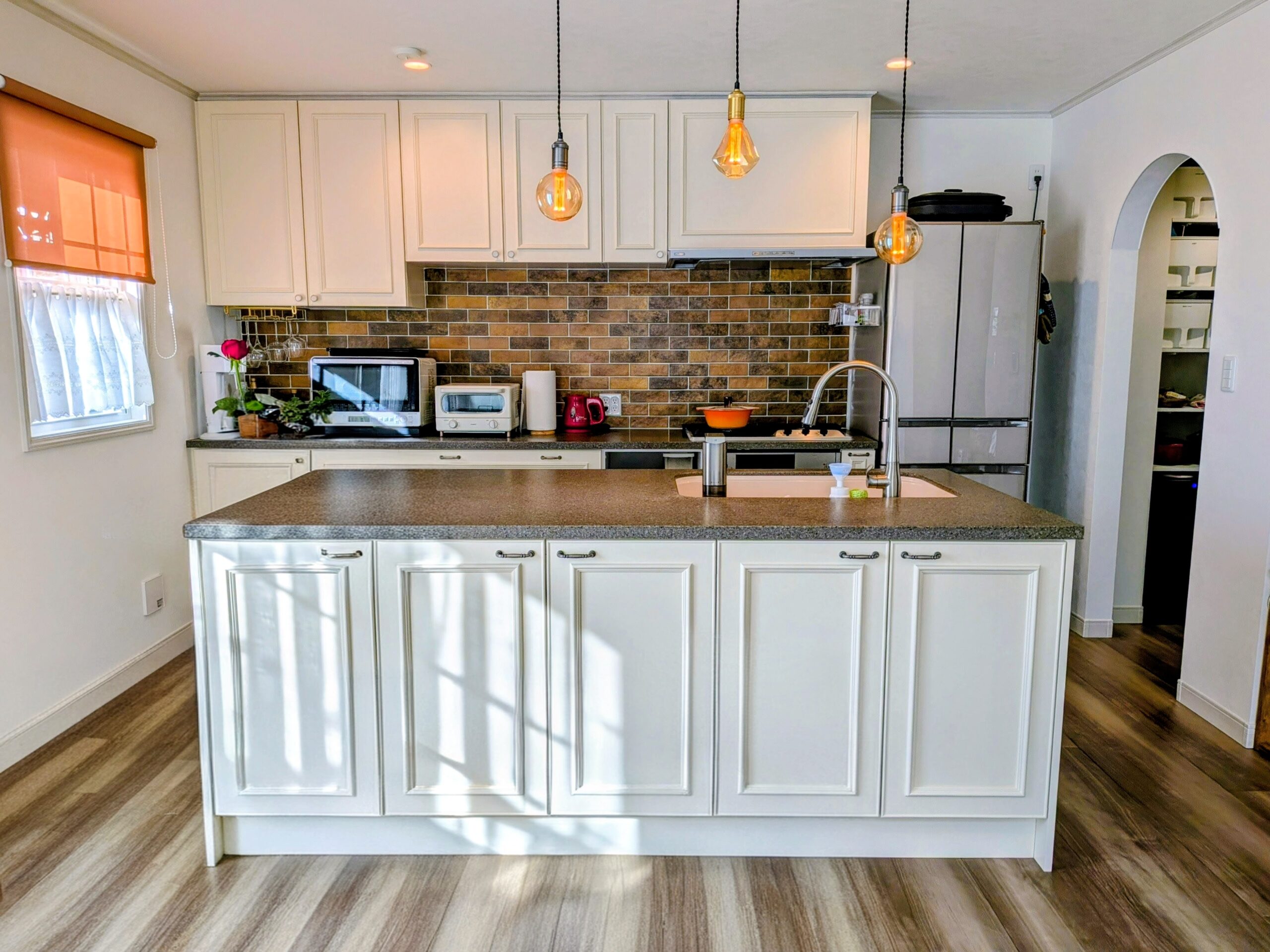 使いやすさとデザインを両立した、フラット対面型の手作りキッチン