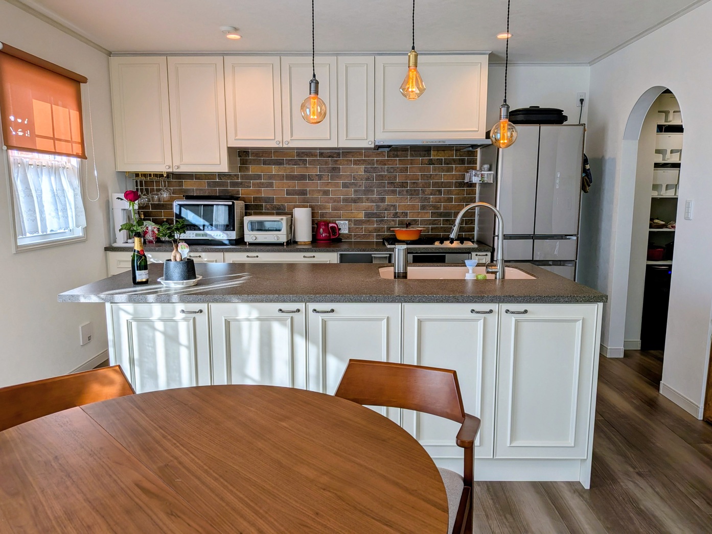 使いやすさとデザインを両立した、フラット対面型の手作りキッチン