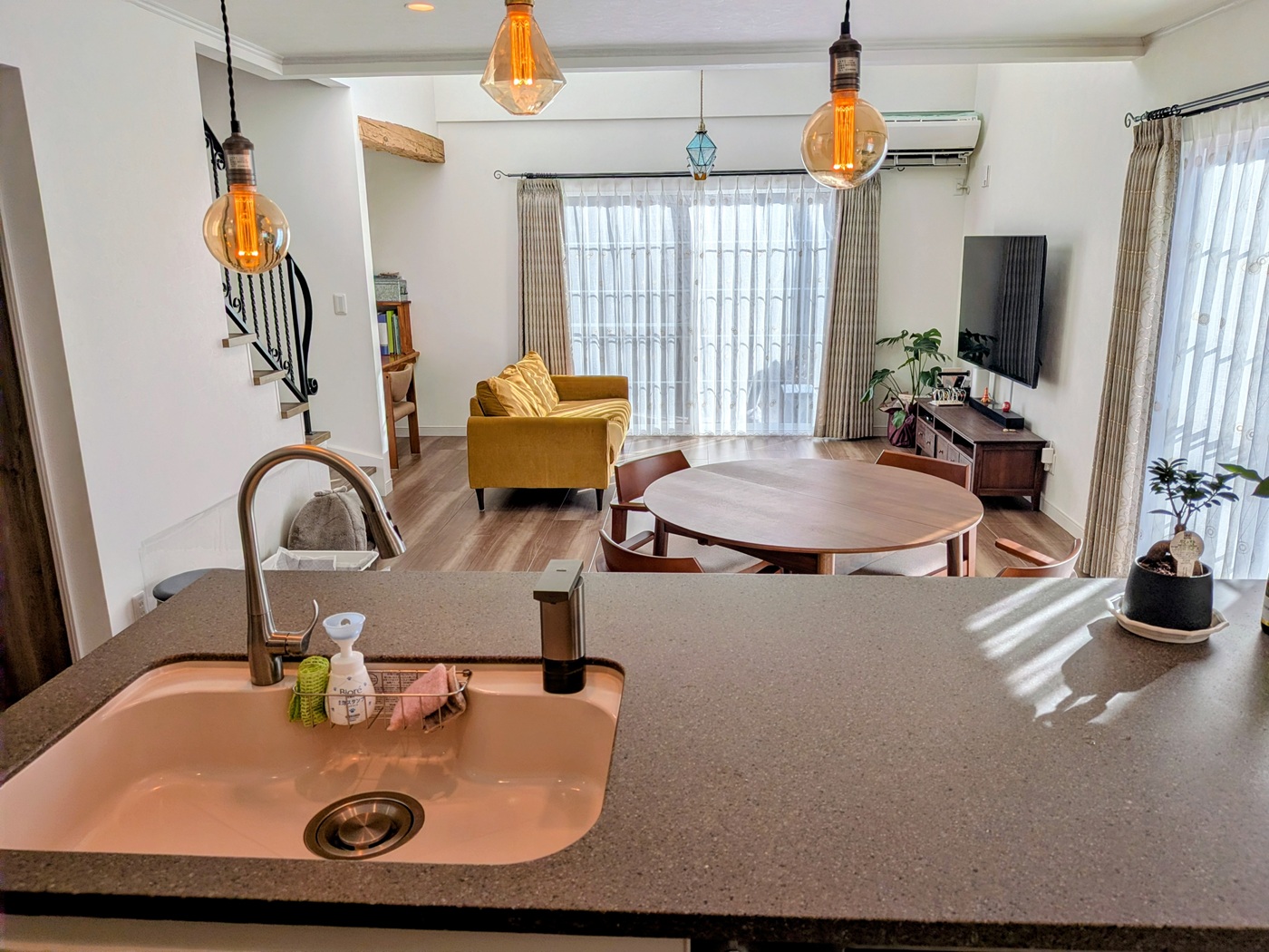 光と想い出が集まる、家族のためのリビング空間