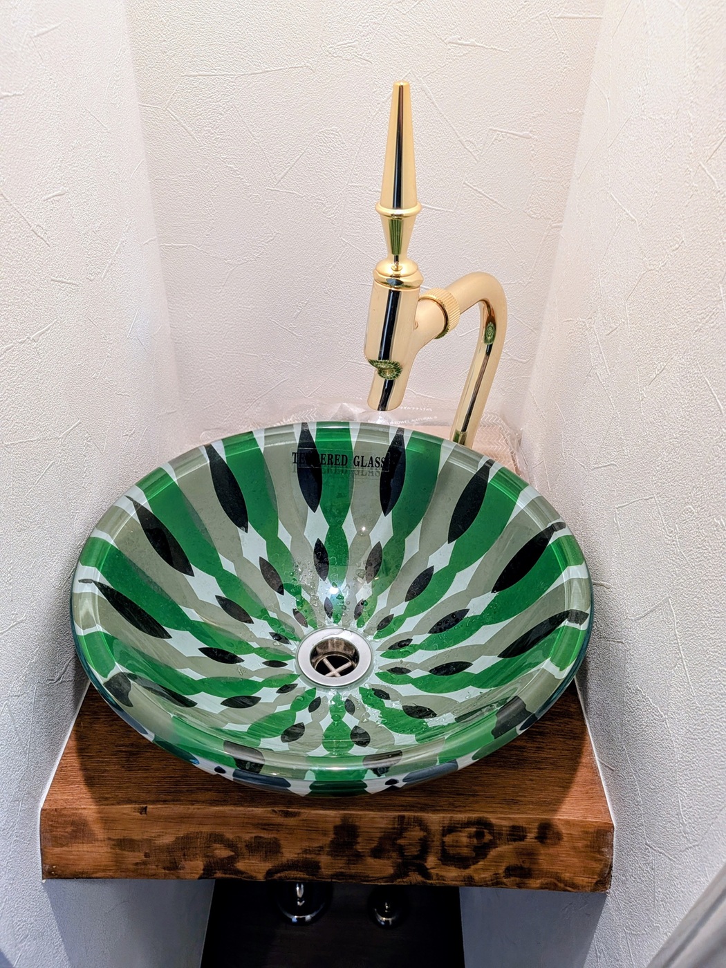 デッドスペースが、絵になる“造作手洗い”に。