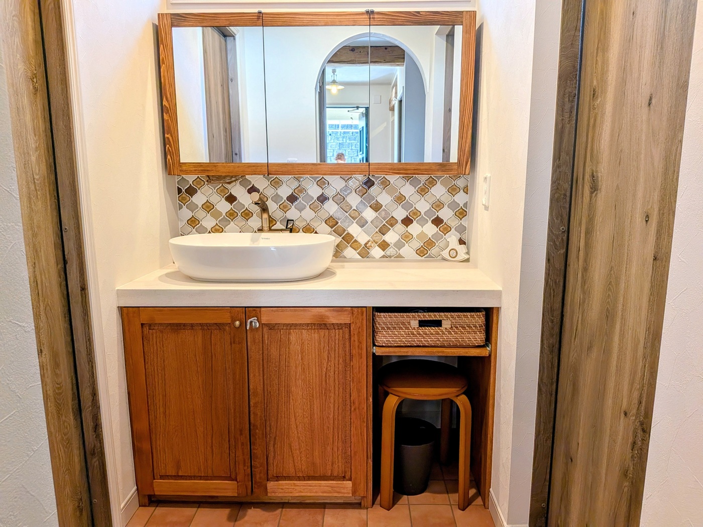 レトロな余韻が似合う、アンティーク調の造作洗面